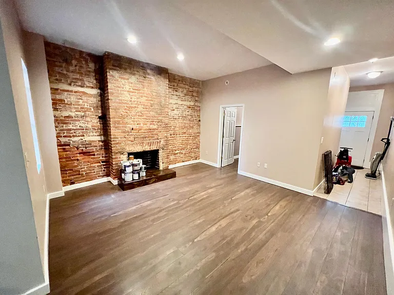 109 S Washington St — Photo 4