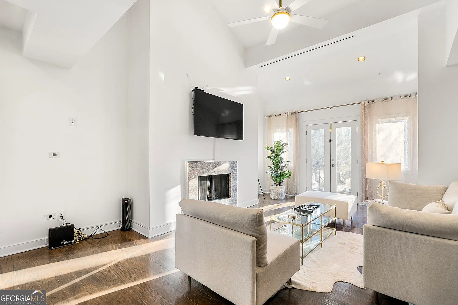 2 bed, 2.0 bath, 3606 sqft, $3,650 — Photo 3