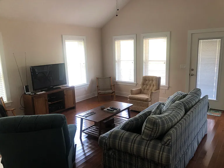219 Quail Ln — Photo 2