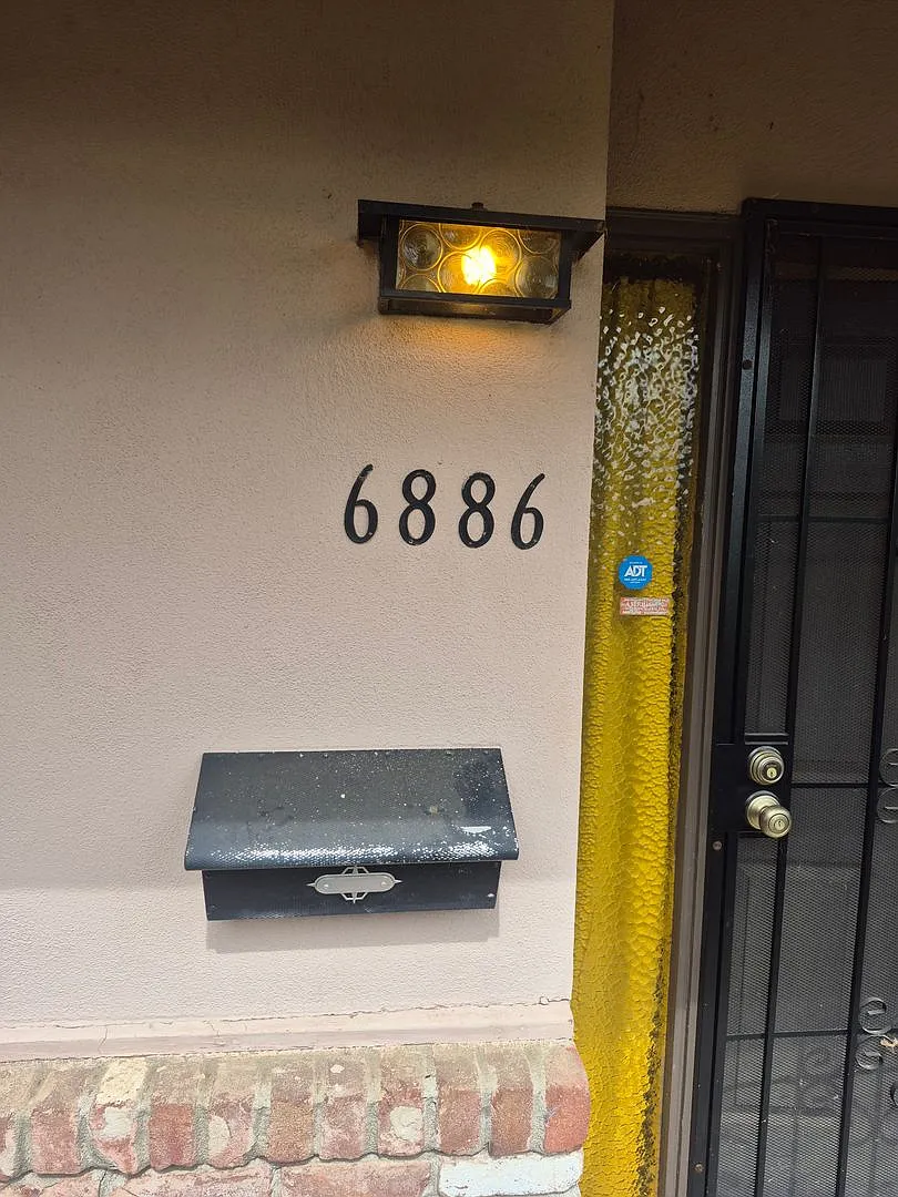 2 Bedroom Duplex in the Pocket Area — Photo 3