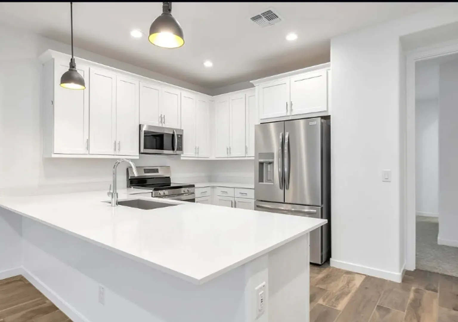 Like new Luxurious Modern townhome with 2 Master Suits in Warner Meadows — Photo 1