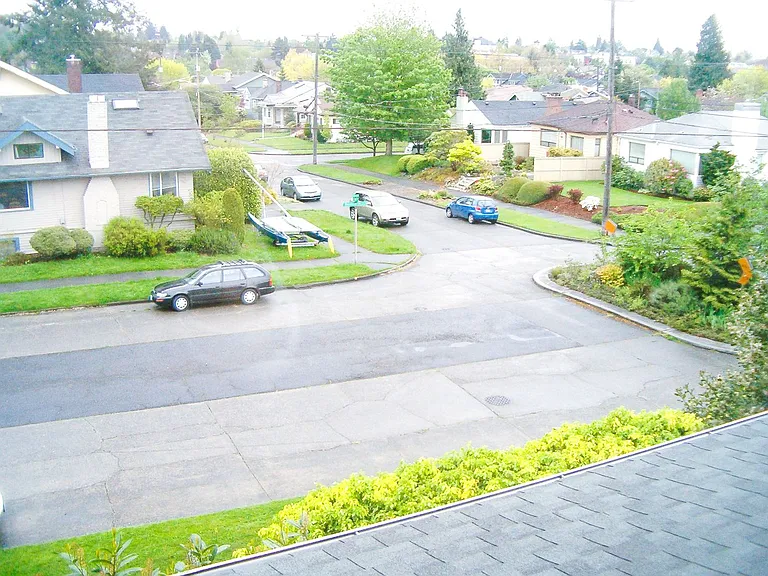 6408 Phinney - Located at the top of Phinney Ridge — Photo 31