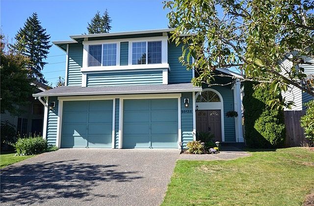 Nice fresh paint on this wood sided beauty ! Double doored entry into the home you've been waiting for !