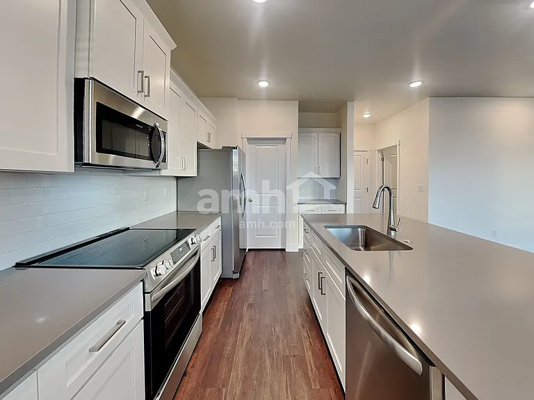 1559 N Garnet Creek Ave — Photo 3