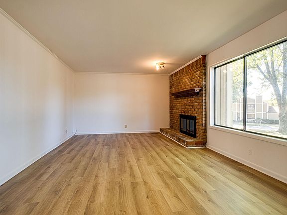 4th image of 803 Williamsburg West Dr