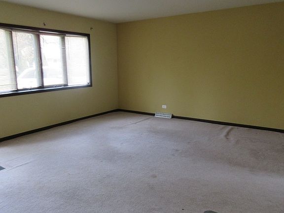 4th image of 15015 Holiday Ct