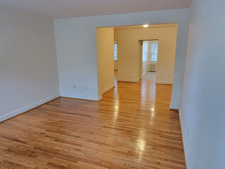 Glendale Apartments — Photo 15