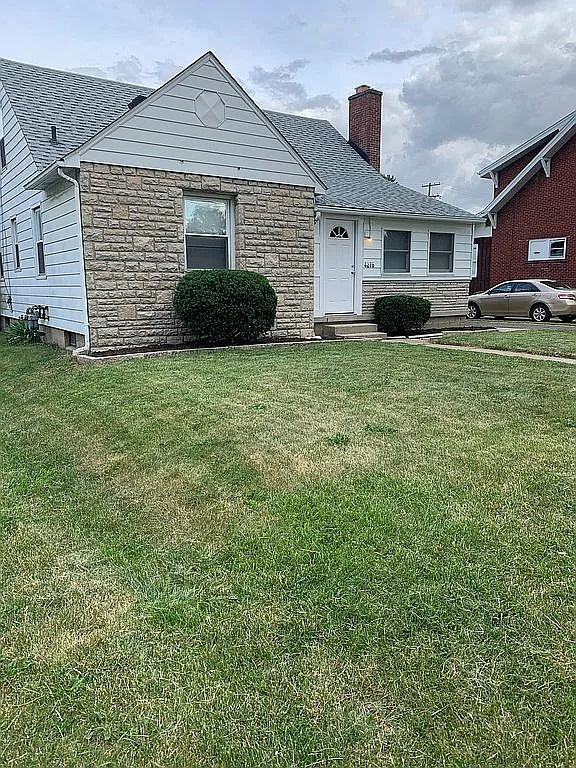 4276 Broadway photo 1