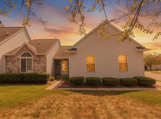 860 Knollwood Cir, South Lyon, MI 48178