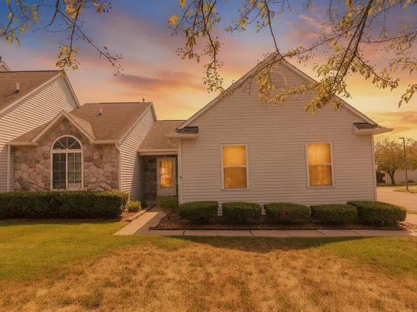 860 Knollwood Cir, South Lyon, MI 48178