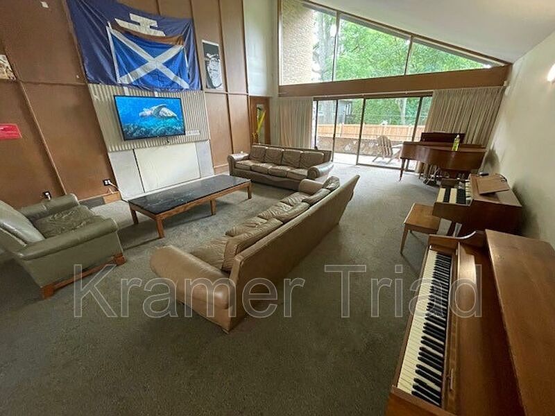 1st image of 907 Lincoln Ave