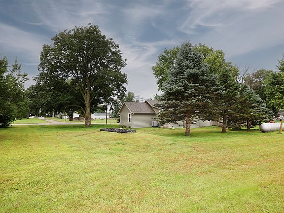 3rd image of 302 Worth St