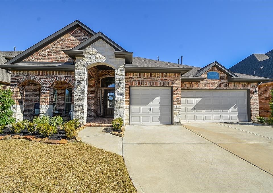 Gorgeous 4 bedroom home in the highly desired Churchill Farms subdivision!