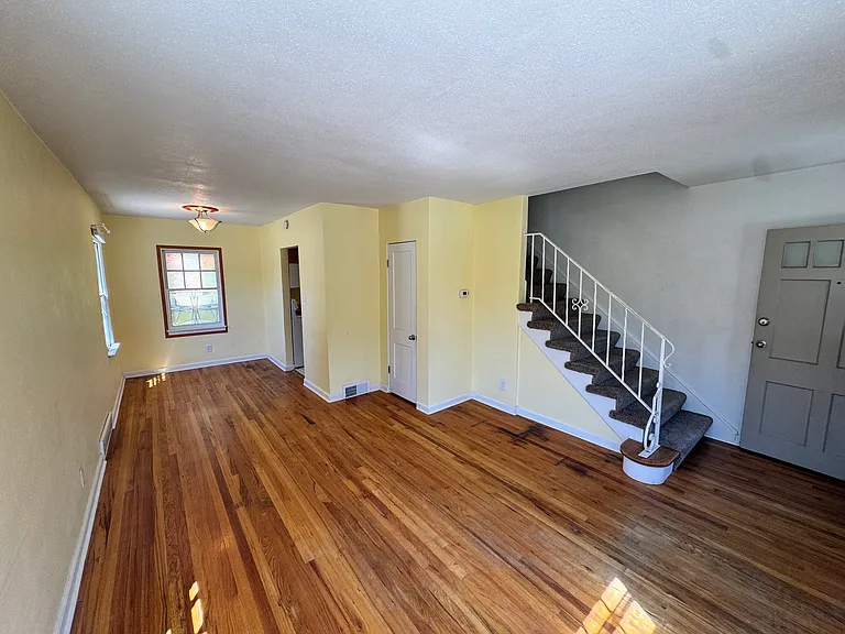 618 45th St — Photo 2