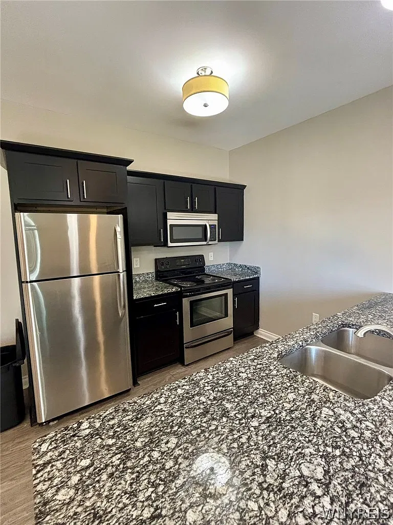 1 bed, 1.5 bath, 769 sqft, $1,654 — Photo 2