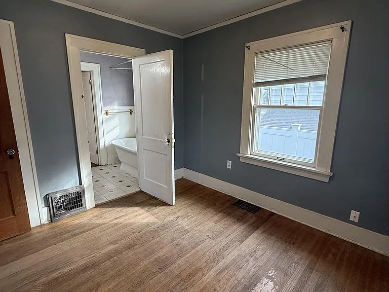 2417 E Ave NE — Photo 23