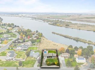 65 Snake River Dr, Burbank, WA 99323