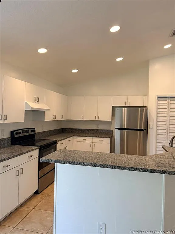 3 bed, 2.0 bath, 1410 sqft, $2,300 — Photo 4