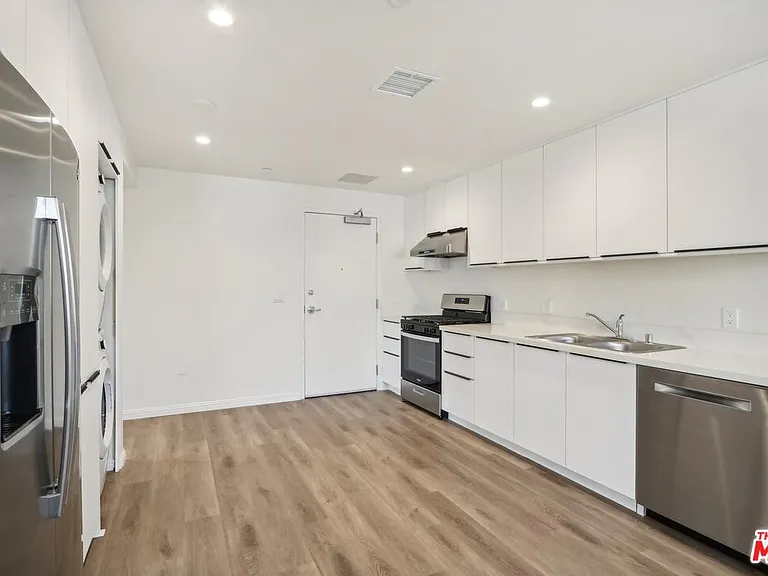 951 S Wilton Pl #201 — Photo 6