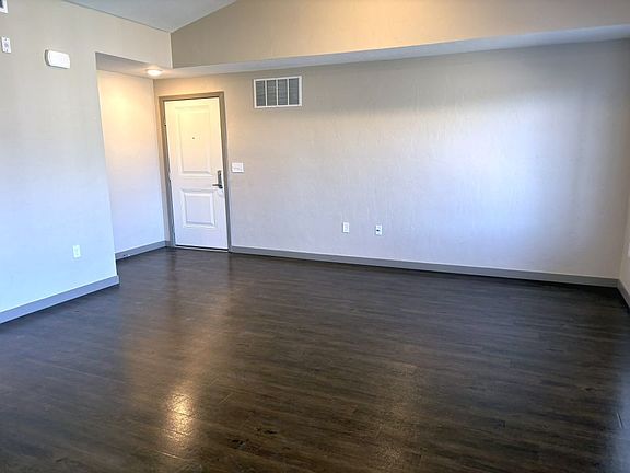 5th image of 224 Sunset Ct #D303