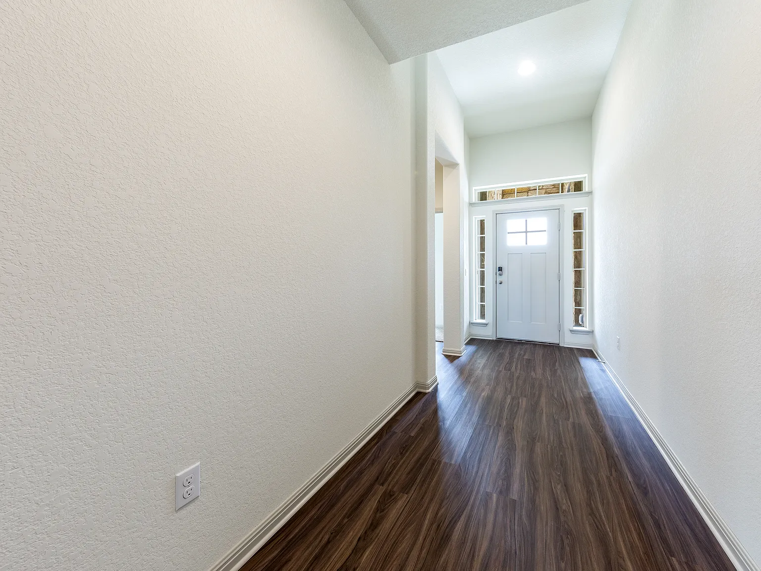3 bed, 1952 sqft, $2,150 — Photo 2