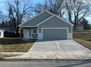 317 E Meadow St, Smithville, MO 64089