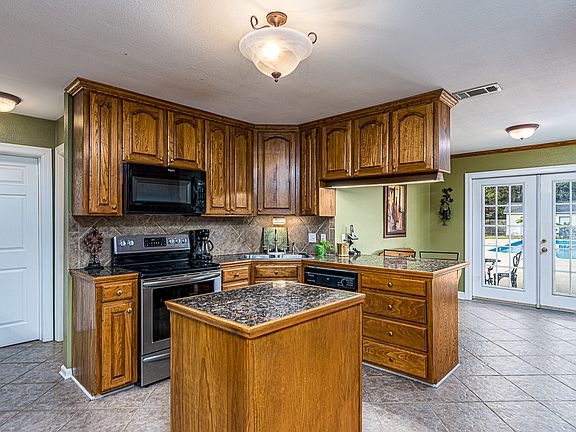 4th image of 15131 Glenn Ave