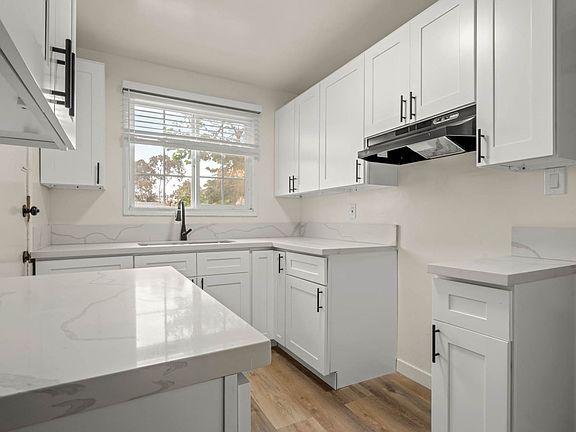4th image of 3920 Santa Rosalia Dr APT B