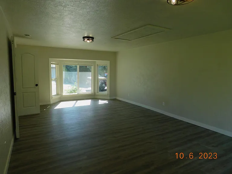 132 N Riverside Dr — Photo 9