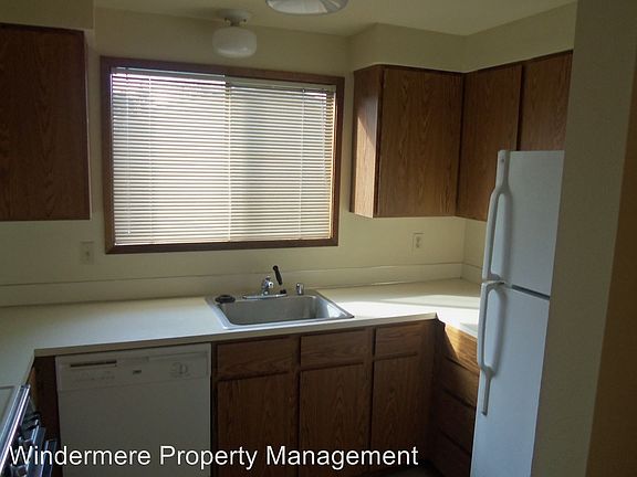 3rd image of 222 NE Cedar Ave