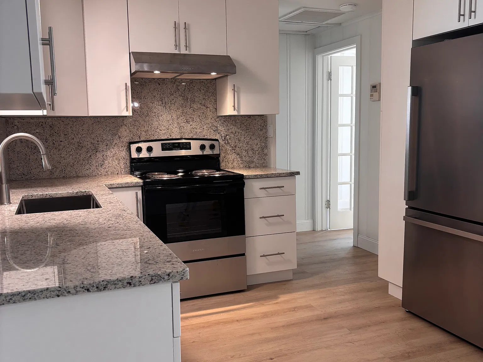 1 bed, 900 sqft, $1,950 — Photo 2
