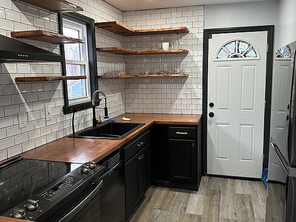 2nd image of 5 Bucknell Trl