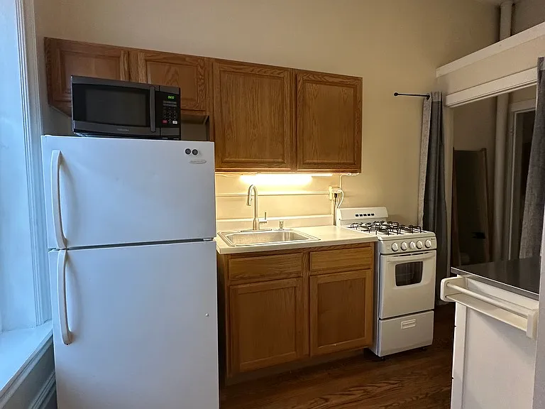 922 W 3rd St — Photo 12