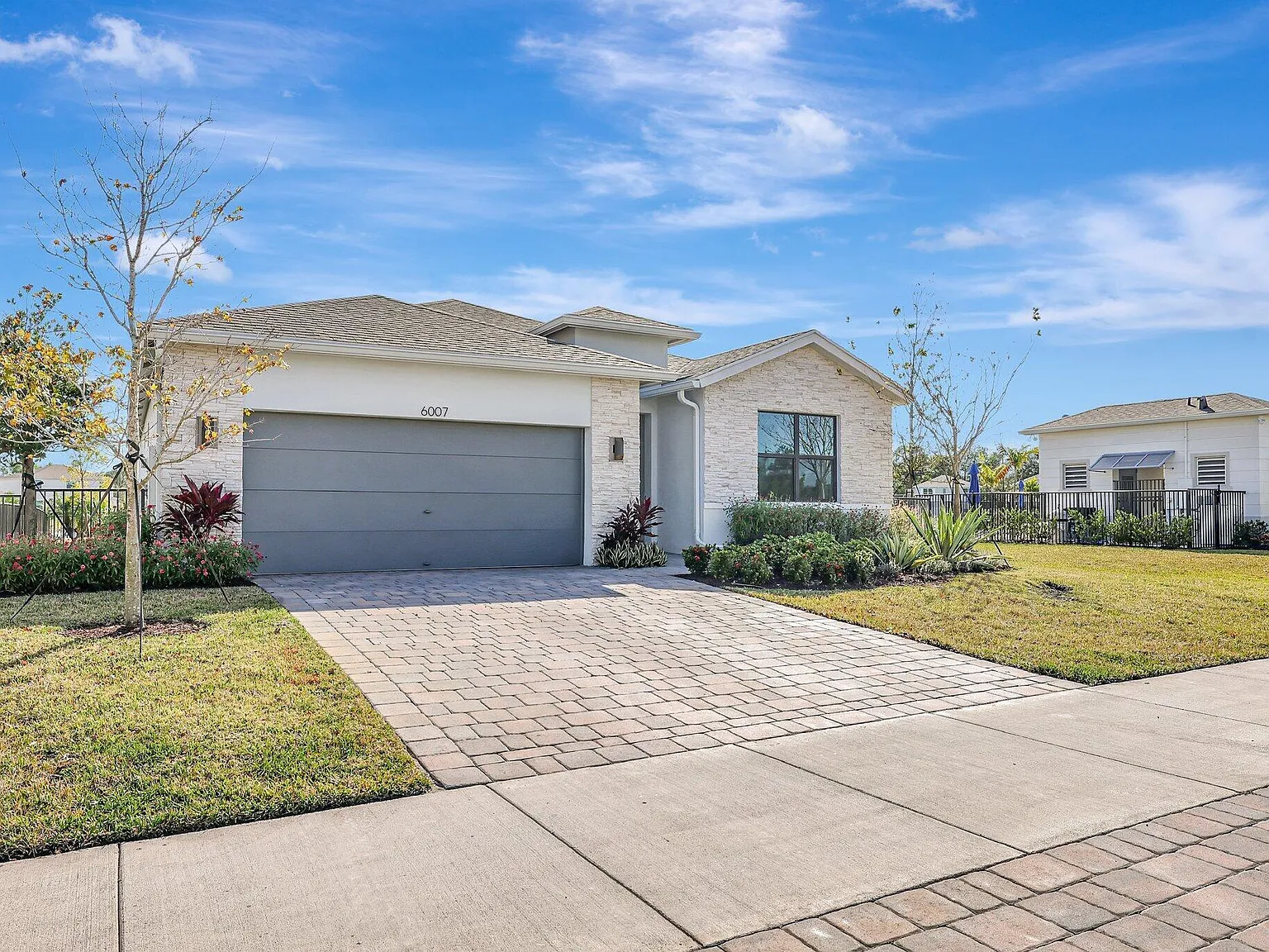 4 bed, 2.0 bath, 2033 sqft, $4,000 — Photo 2