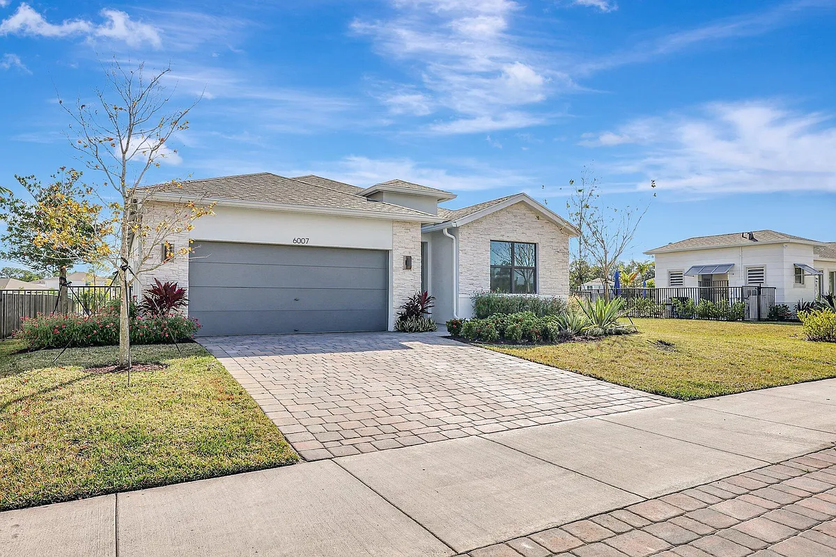 Building Photo - 6007 SE Skyblue Cir