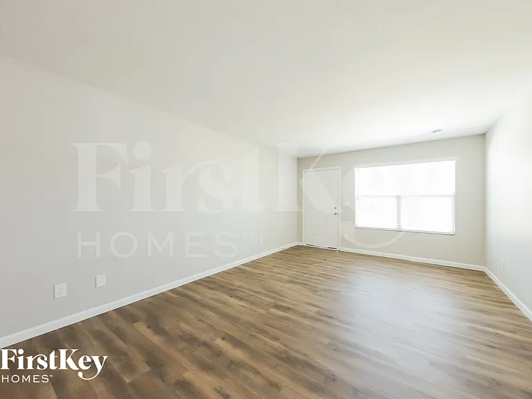 1419 W Ross Ave — Photo 4