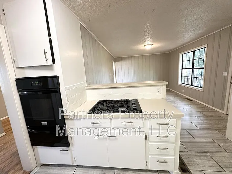 2201 W Deane St — Photo 2
