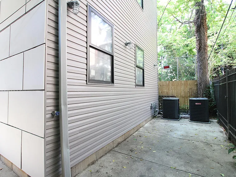 433 N 35th St #1R — Photo 8
