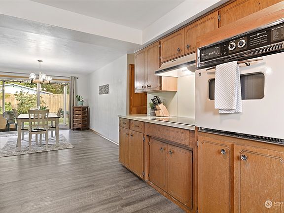 5th image of 2105 Woodcrest Drive SE