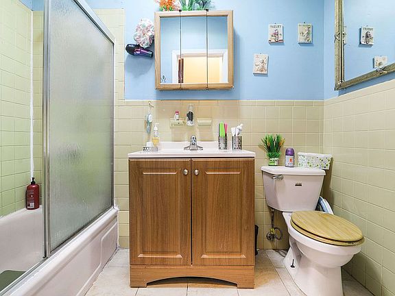 3rd image of 746 Onderdonk Ave #746