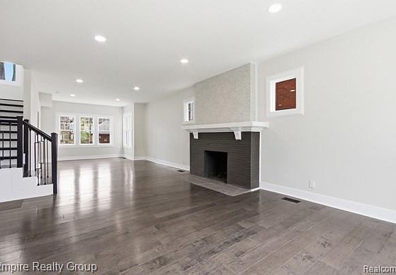 5th image of 1451 Edison St