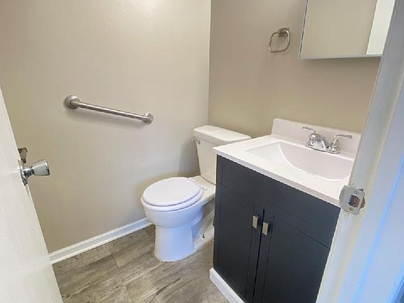 3rd image of 5813 Creekview Ct W