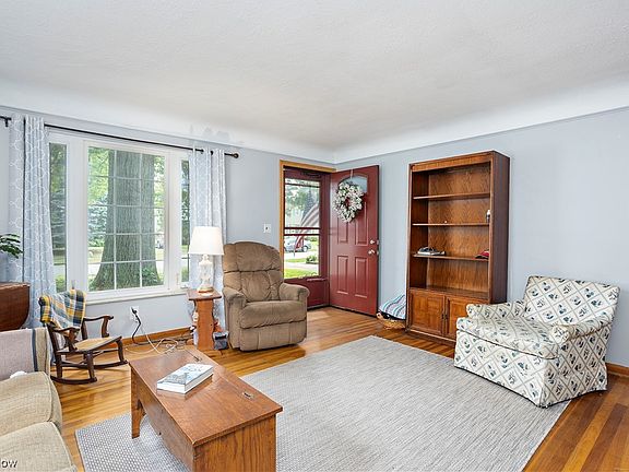 3rd image of 218 Inwood Blvd
