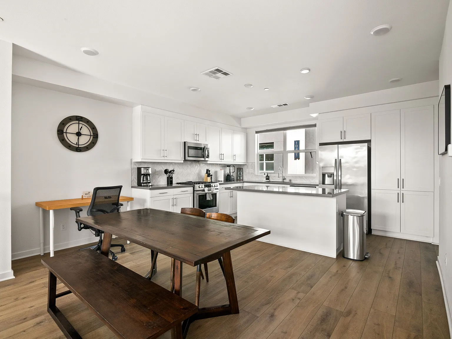 4 bed, 3.5 bath, 1853 sqft, $8,200 — Photo 2