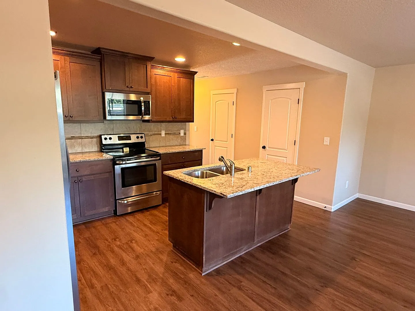 Covington Manor 9700-9816 — Photo 3