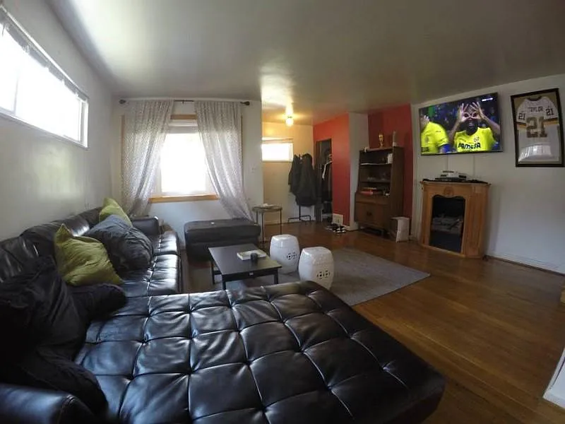 907 Hamilton St NE photo 1