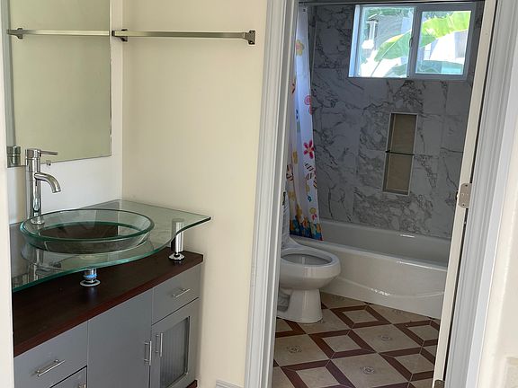 2nd image of 2550 Kelburn Ave Unit 2-1