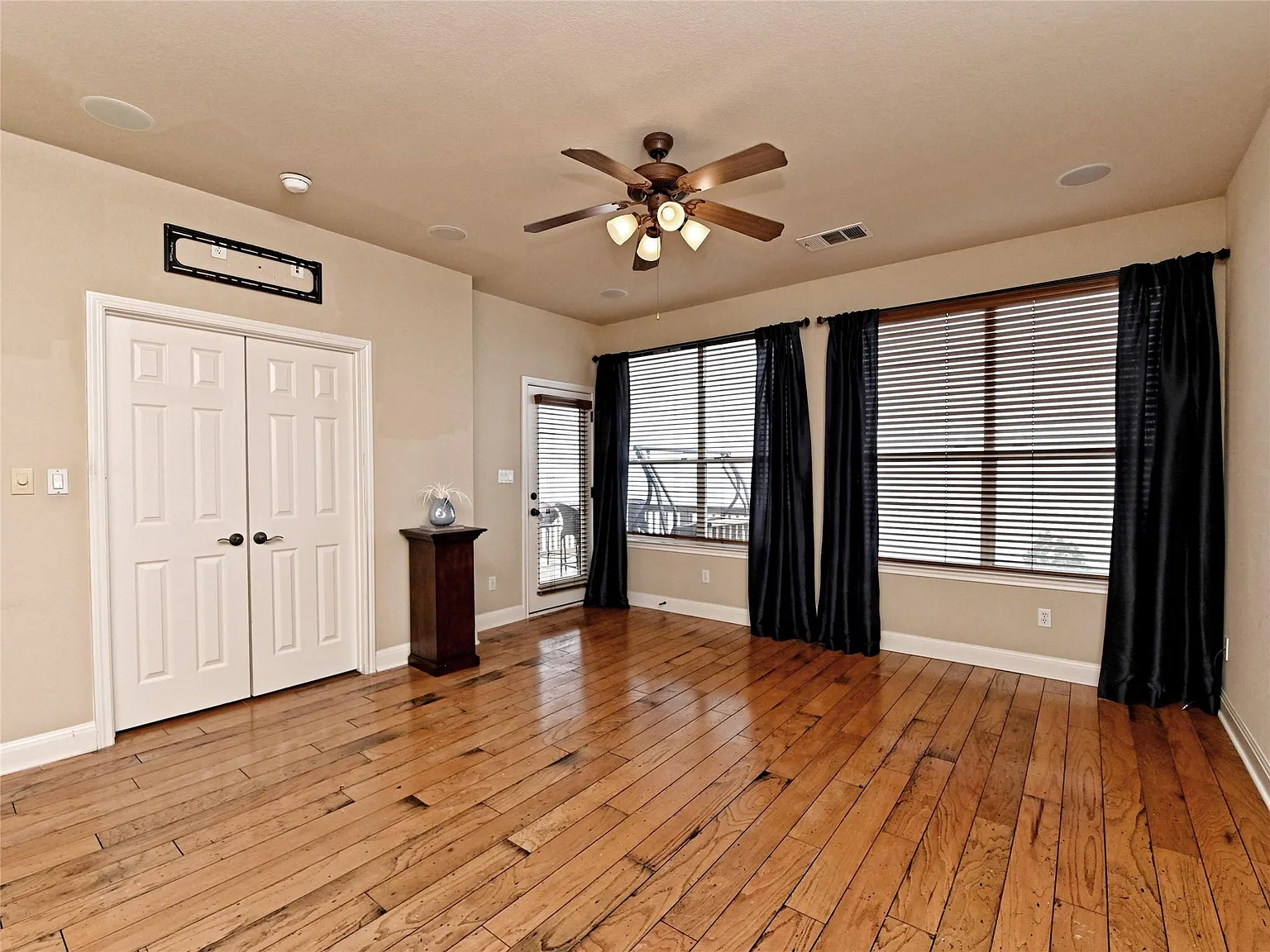 4 bed, 3.5 bath, 2946 sqft, $3,350 — Photo 4