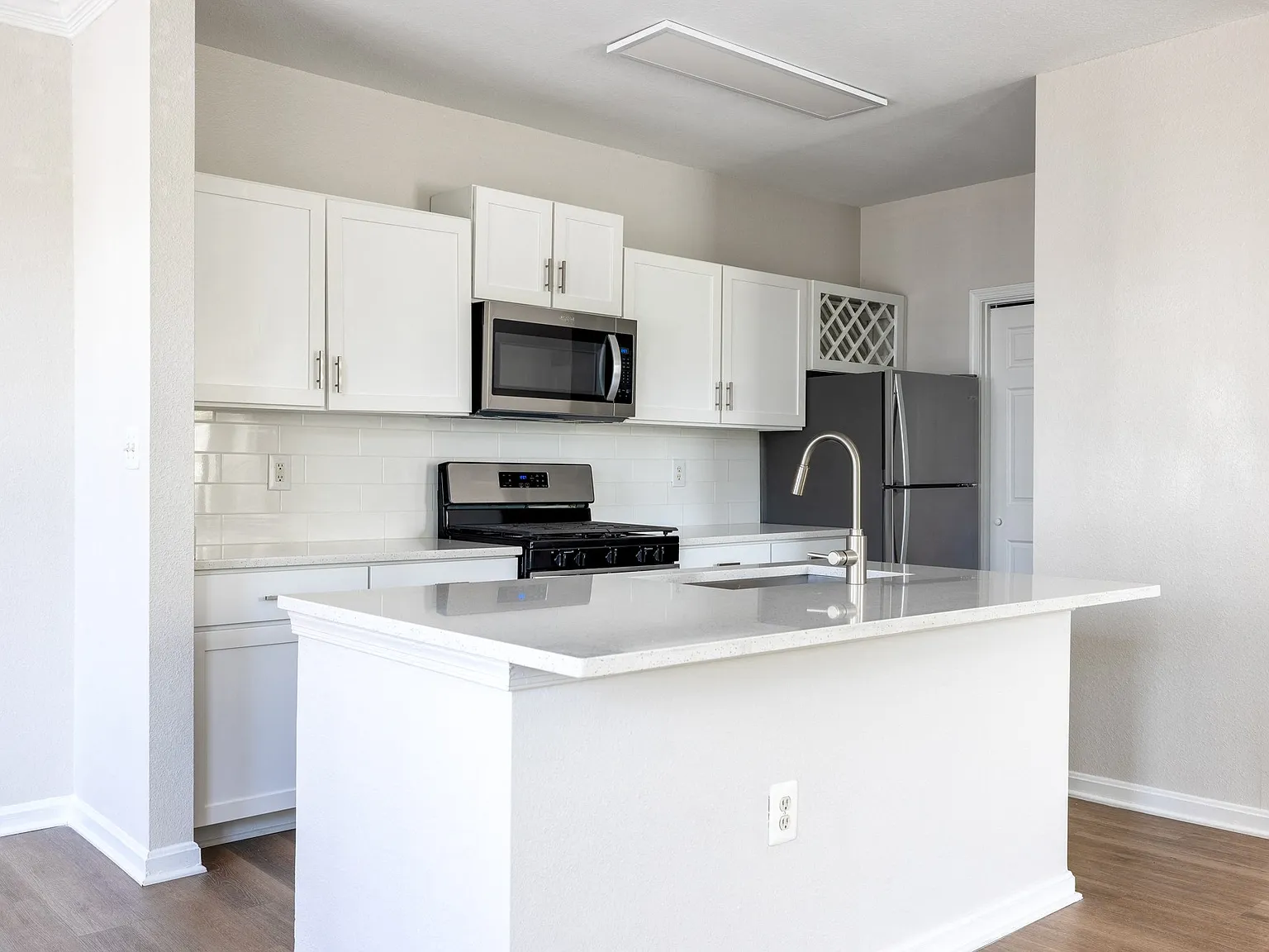 Cameron Court — Photo 3