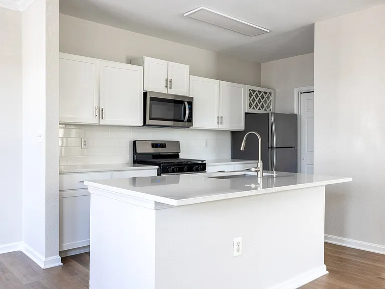Cameron Court — Photo 3